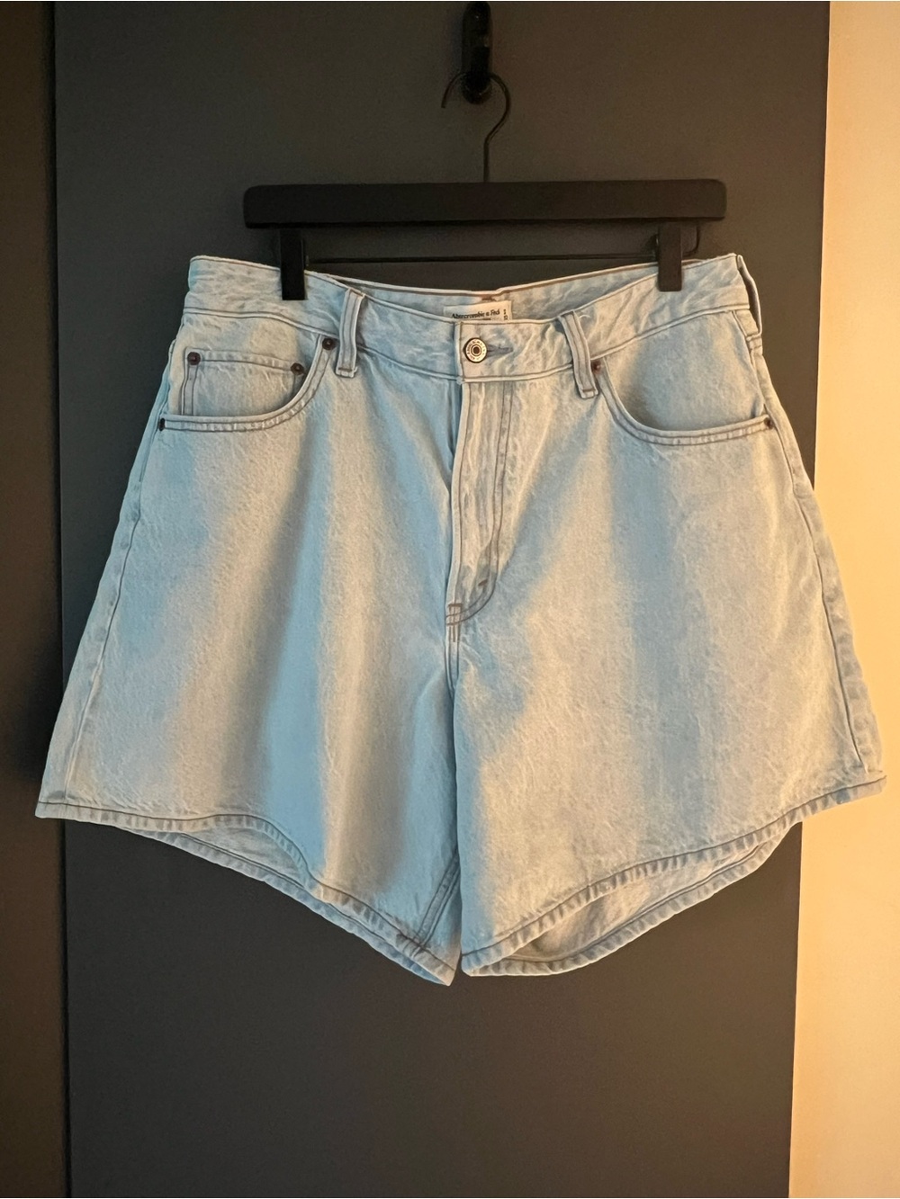 Abercrombie & Fitch The Loose Light Blue Denim Shorts - Size 32/14 Curve  Love